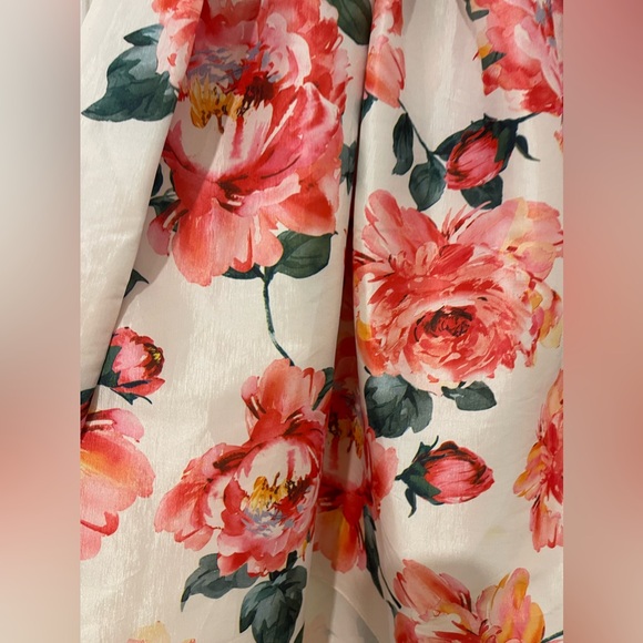 High Waisted Floral Skirt. Can tie bow front or back. Worn less than 5 times. - Picture 5 of 5